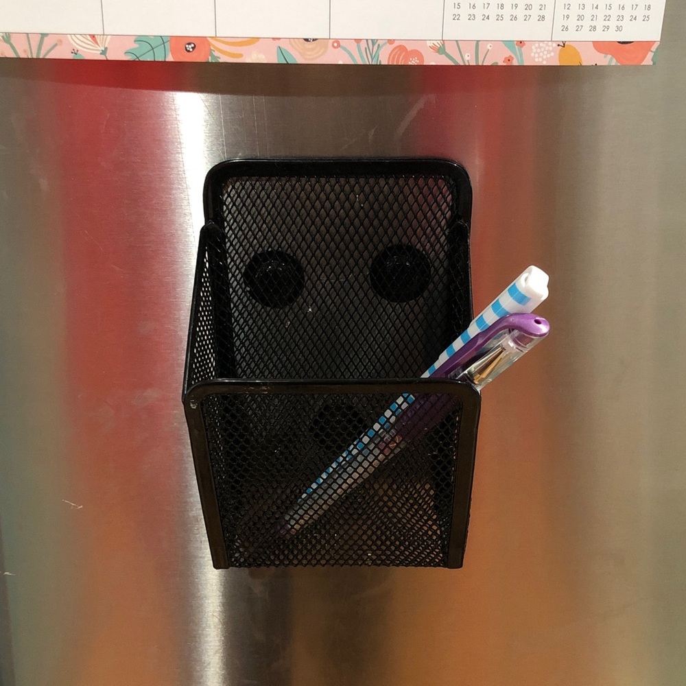 🛍️ Black Mesh Magnetic Pen Holder